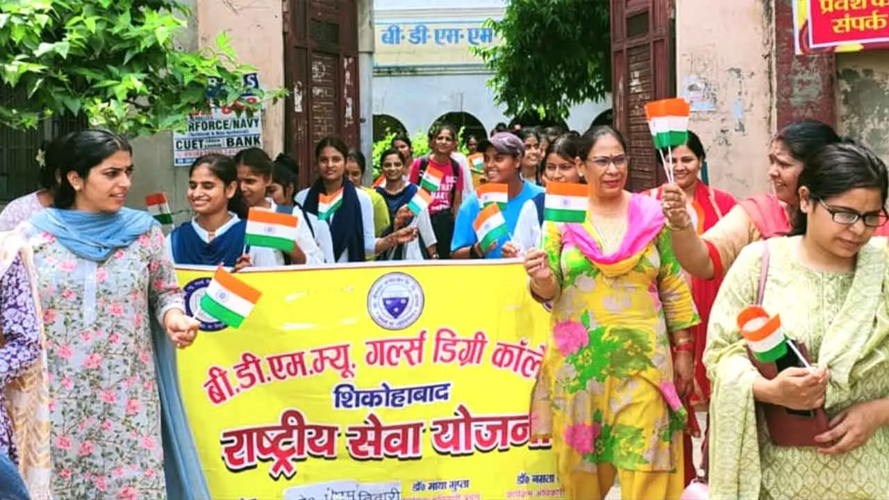 Tiranga Yatra: छात्राओं ने शिक्षिकाओं के साथ निकाली तिरंगा यात्रा