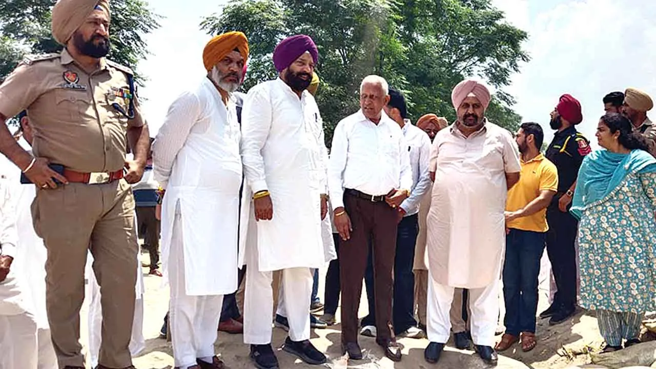 कैबिनेट मंत्री बरिन्द्र गोयल ने पानी से प्रभावित गांवों का किया दौरा
