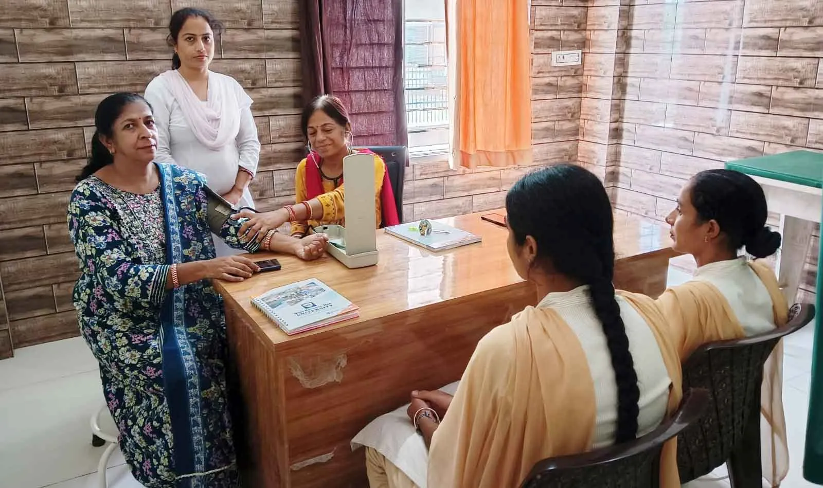 Free Medical Camp: नि:शुल्क शिविर से लाभान्वित हुईं महिला रोगी, स्त्री व प्रसूति रोग विशेषज्ञ ने दी सेवाएं