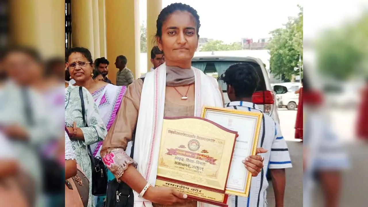 Shiksha Shastri exam: गगनदीप कौर की शिक्षा शास्त्री परीक्षा में पहली रैंक, संस्कृत शिक्षा कैबिनेट मंत्री ने किया सम्मानित