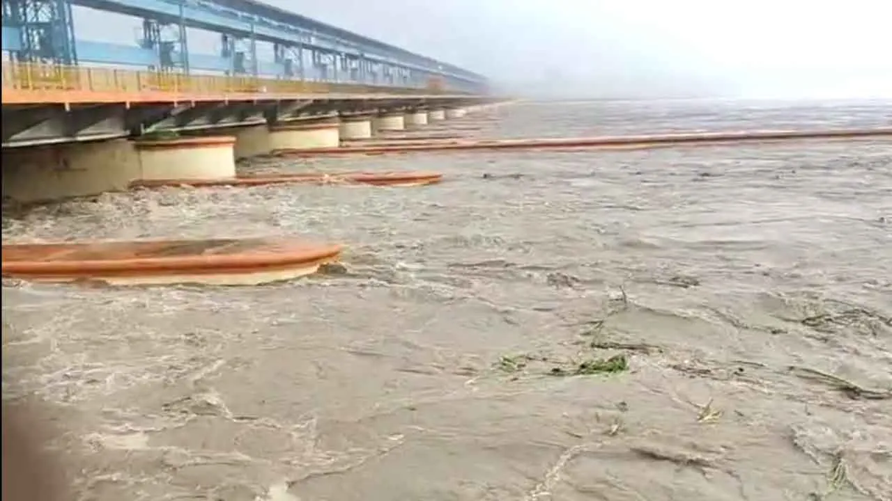 Ganga Water Level: गंगा का पानी चेतावनी बिंदु को पार, गाँवों में बाढ़ की आशंका