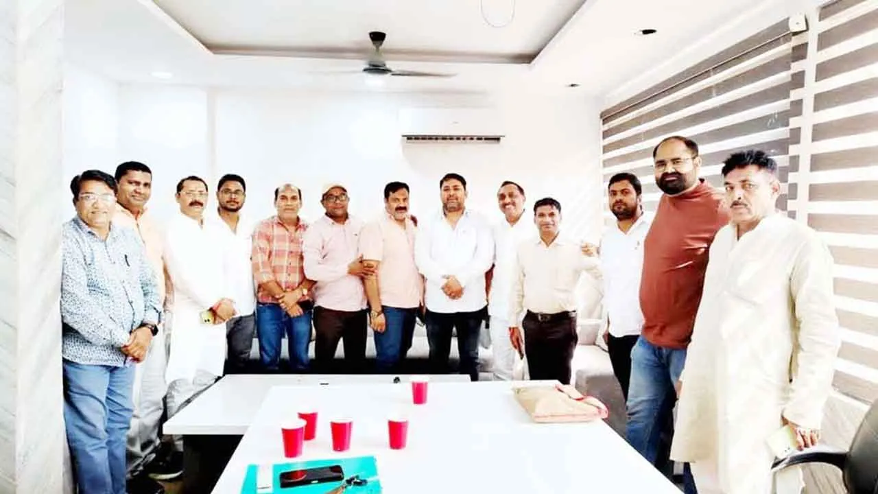 पार्षद वेलफेयर एसोसिएशन की साप्ताहिक बैठक में जलभराव, निर्माण कार्य और हाउस टैक्स पर छिड़ी गर्म बहस