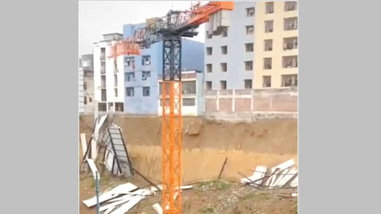 Wall Collapse: निर्माणाधीन बिल्डिंग की दीवार गिरने से हड़कंप
