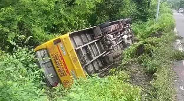Haldwani bus accident: खाई में पलटी स्कूल बस, बच्चों की चीख पुकार से गूँज उठी खाई