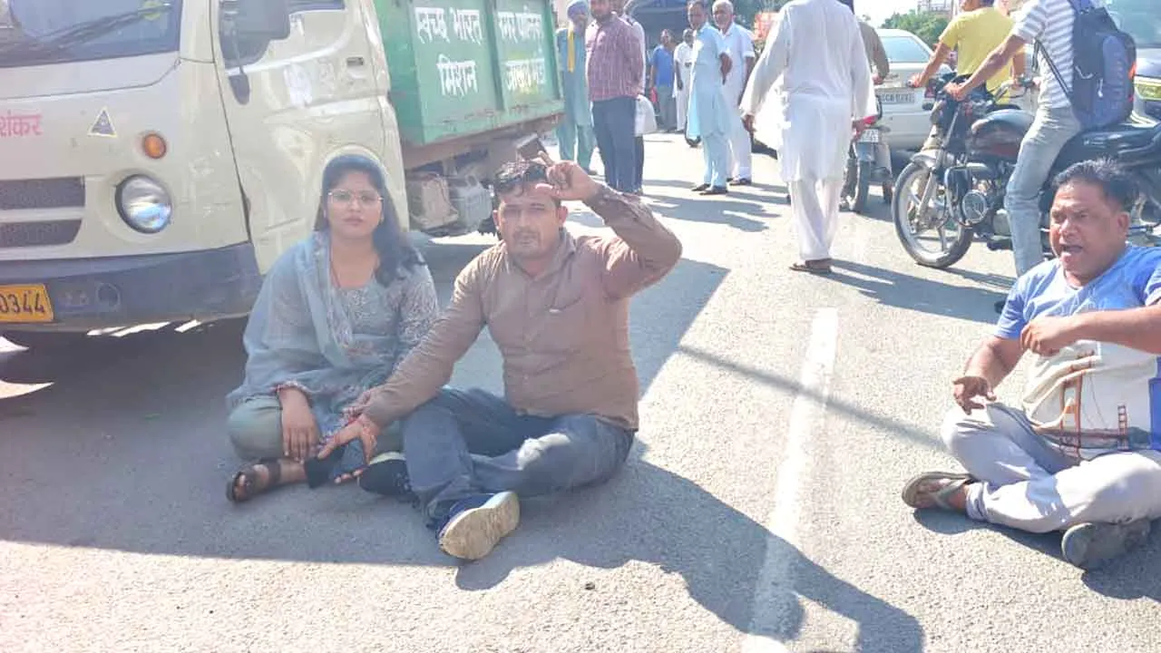 भड़के दुकानदारों ने नगर पालिका के खिलाफ की नारेबाजी