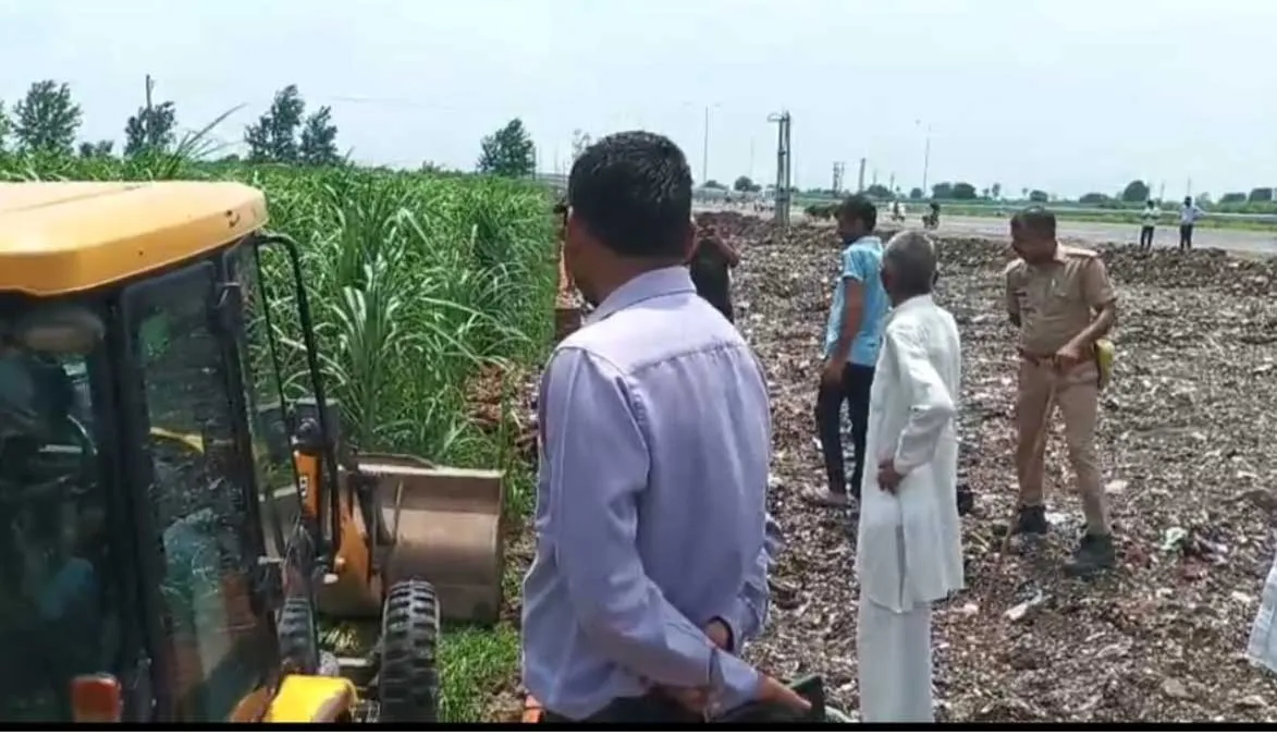 प्रशासन ने ध्वस्त कराई एनएचएआई की जमीन पर खड़ी दीवार