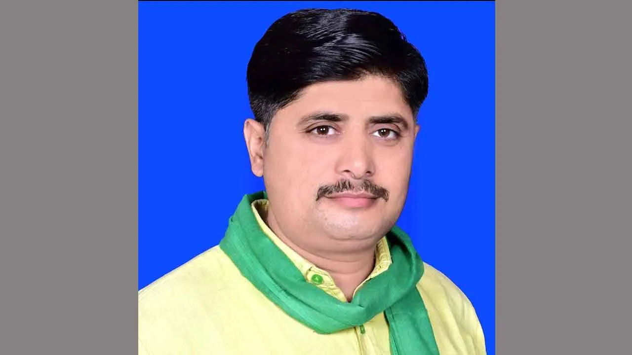 पंचायत सचिव ने ग्राम प्रधान पक्ष के लोगों को बेच दी कुरड़ी खाद