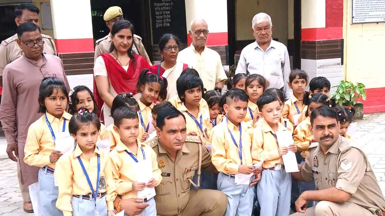 नन्हे-मुन्हों ने पुलिसकर्मियों की कलाई पर बांधा रक्षा सूत्र