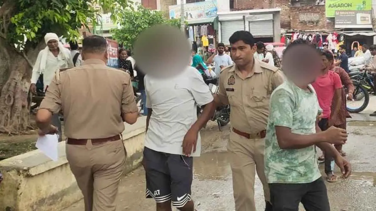 कोतवाली के गेट पर भिड़े दो पक्ष, चार गिरफ्तार