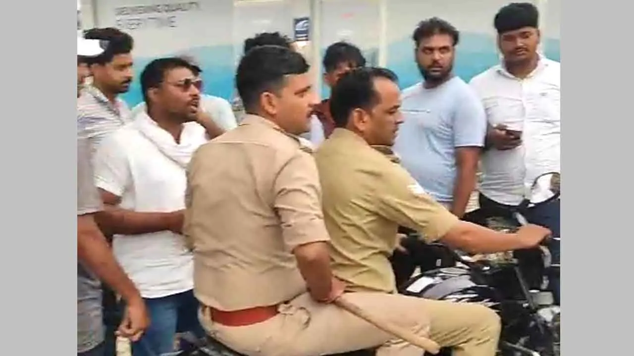 सेल्समैन पर कम पेट्रोल देने का आरोप, हंगामा