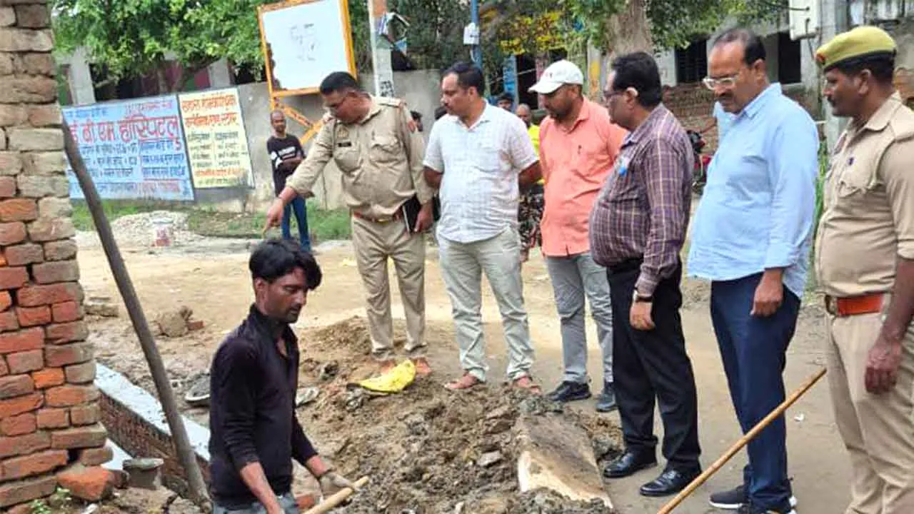 मंगलपुर में तहसील प्रशासन करा रहा पक्के नाले का निर्माण