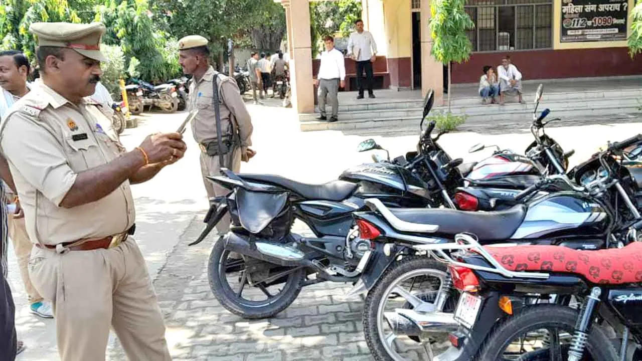 Traffic Challan: एसडीएम कार्यालय के बाहर खड़ी बाइकों के किये चालान