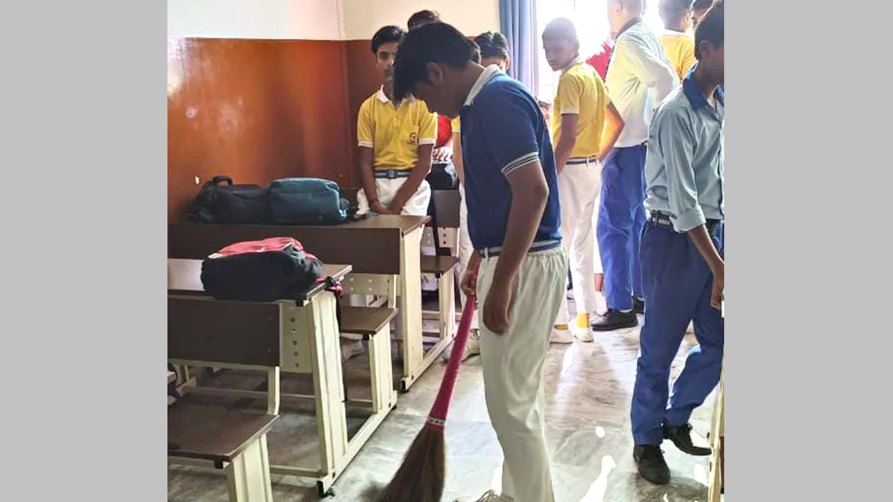 विद्यार्थियों ने सफाई कार्य में हिस्सा लेकर किया श्रमदान