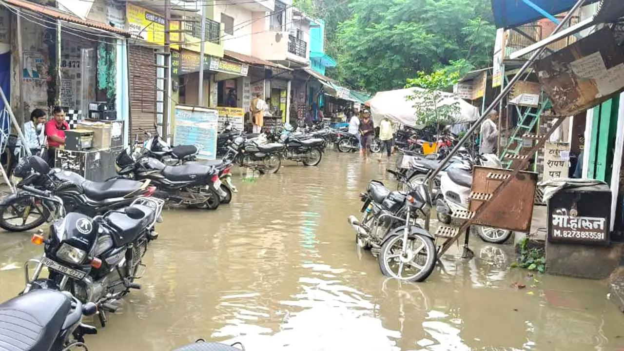 बारिश से कचहरी परिसर जलमग्न, वकीलों के चैंबर में घुसा पानी