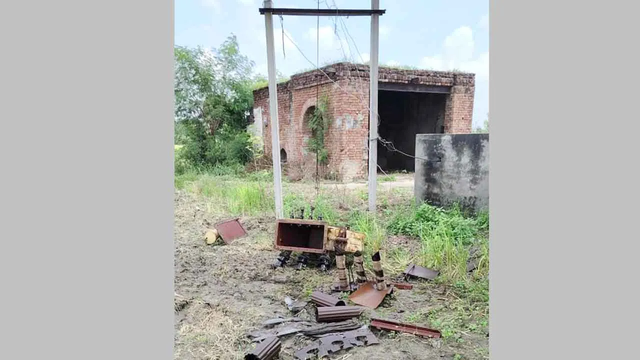 ट्रांसफॉर्मर में से तेल व तांबा चोरी कर ले गए अज्ञात चोर