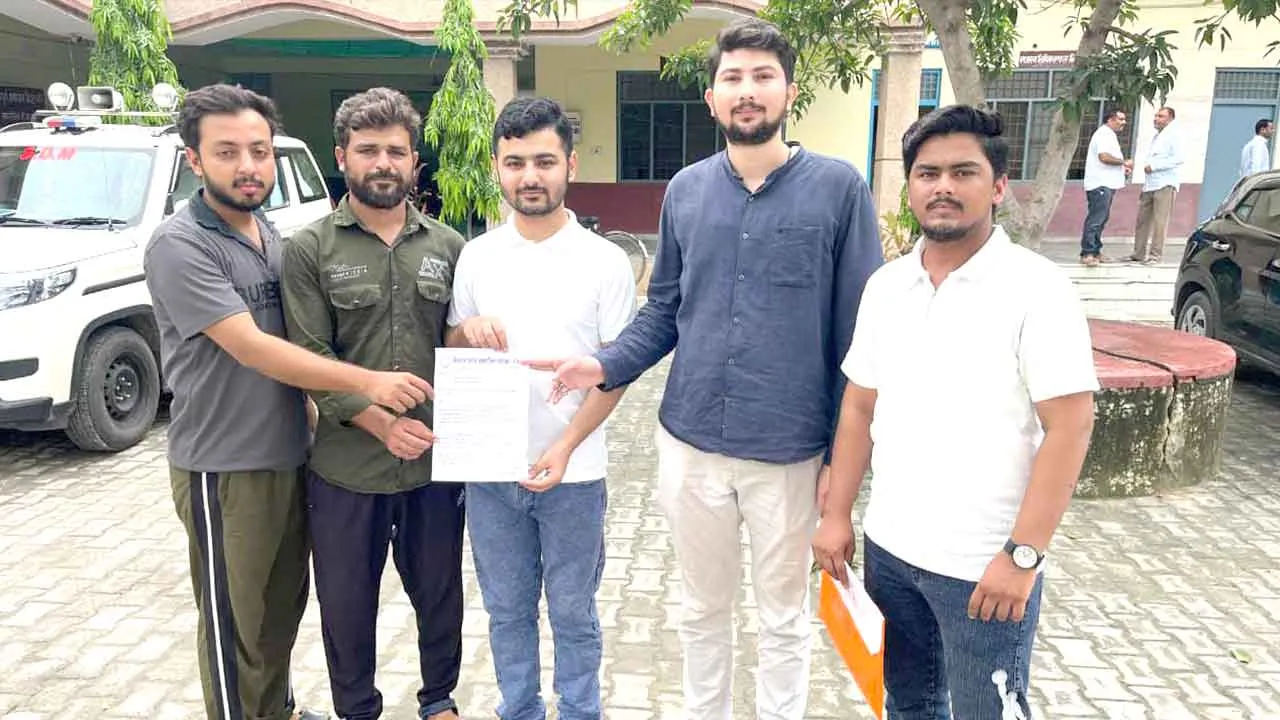 नगर के मोहल्लों में विद्युत पोल व लाइनें स्थापित कराने की मांग