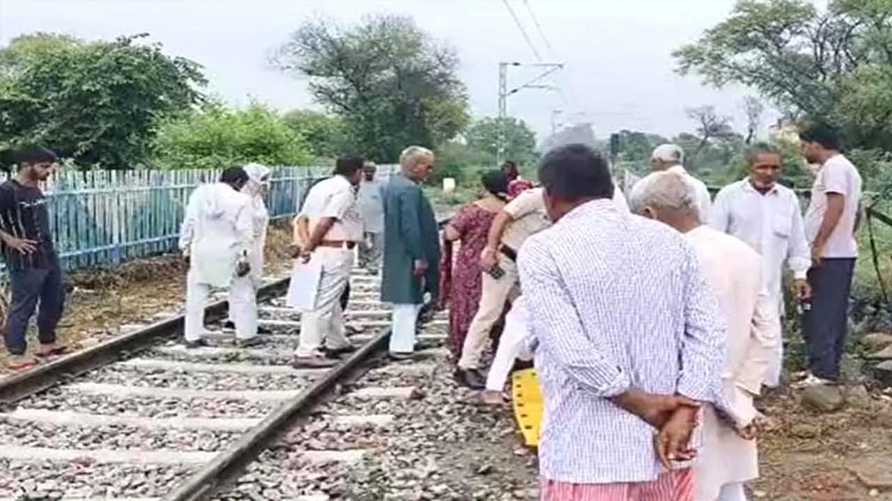 रिटायर्ड पुलिस कर्मचारी ने ट्रेन के आगे कूदकर दी जान