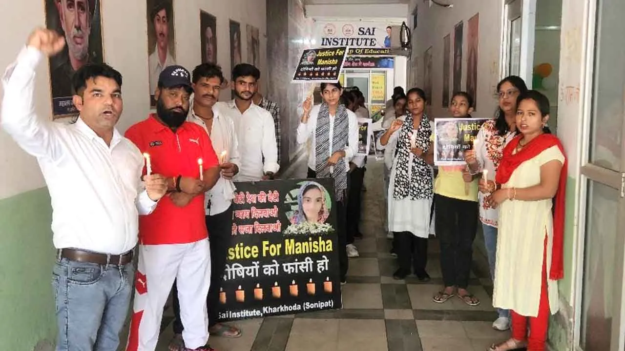 साई इंस्टीट्यूट के छात्रों ने बेटी मनीषा की हत्या के विरोध में रोष प्रकट किया