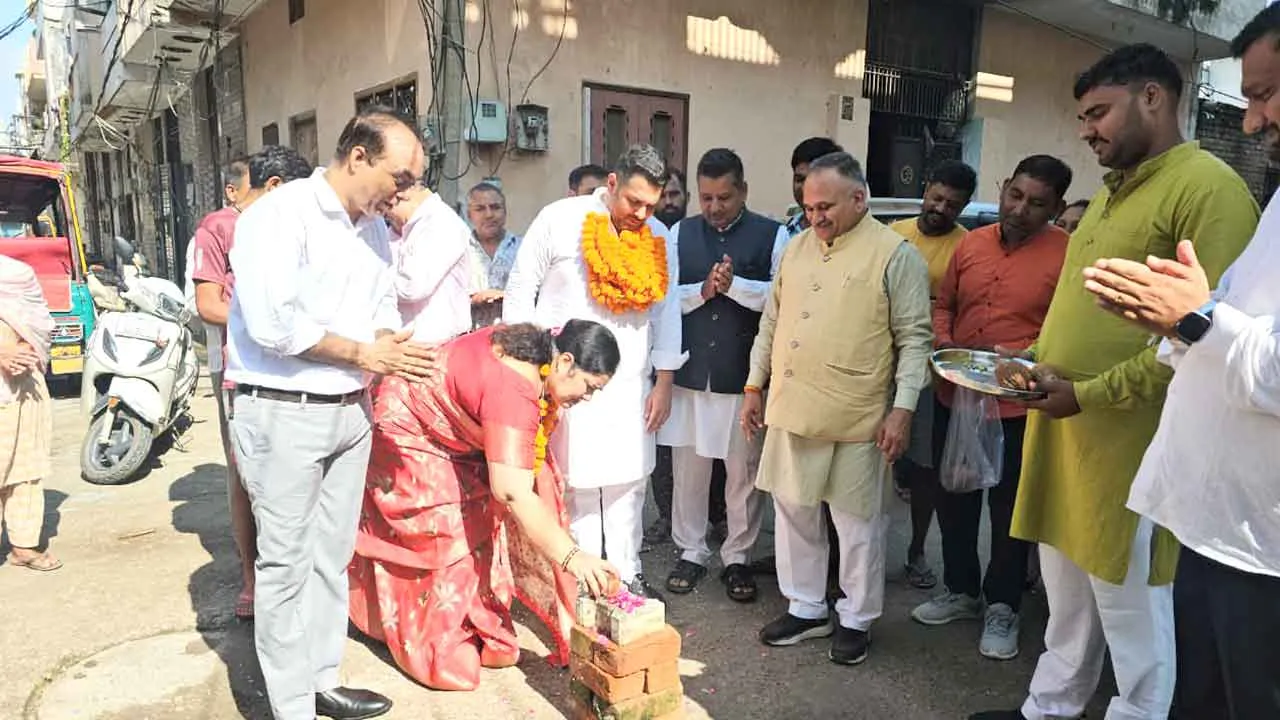 विधायक मदान व मेयर राजीव ने 33 लाख रुपए की लागत से विकास कार्यों का किया शुभारंभ