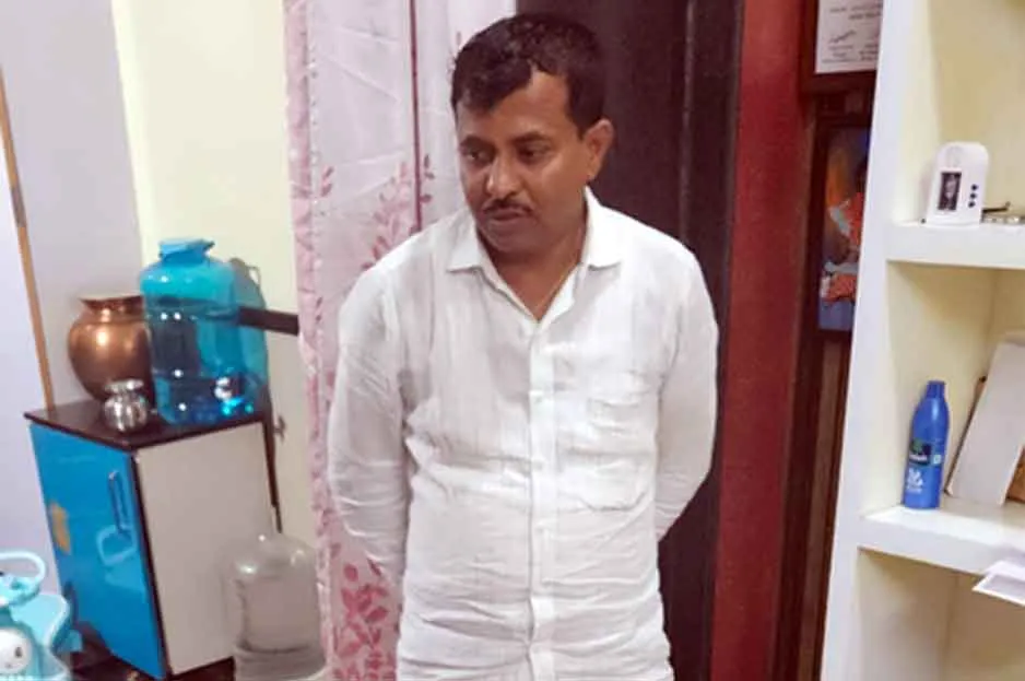 Ex-clerk scam: 15 हजार सैलेरी वाला पूर्व क्लर्क निकला करोड़ों के सोना-चांदी व 24 मकानों का मालिक