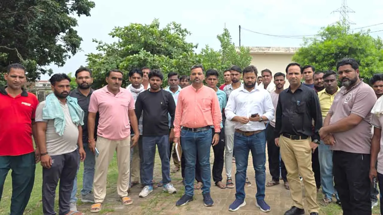 Electricity Theft: विद्युत चोरी पकड़ने के लिए हाशमपुर में छापेमारी, 15 उपभोक्ताओं पर कार्रवाई