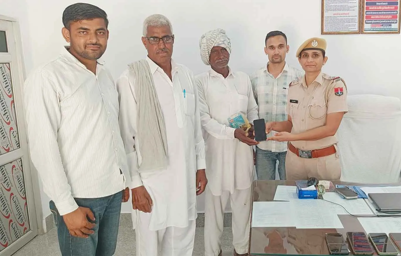 पुलिस ने 11 मोबाइल फोन किए रिकवर, मोबाइल फोन धारकों को किए सुपुर्द
