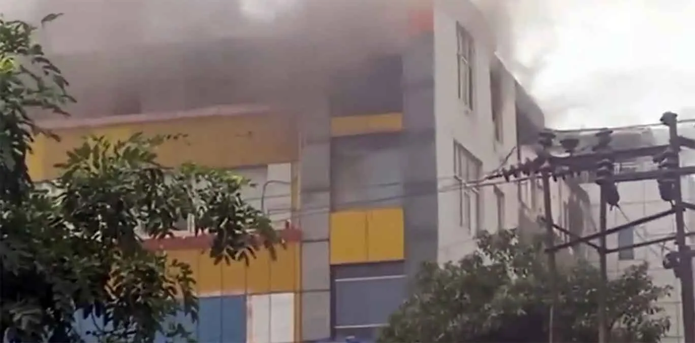 Noida Fire: नोएडा में फर्नीचर गोदाम में भीषण आग, क्षेत्र में अफरा-तफरी का माहौल