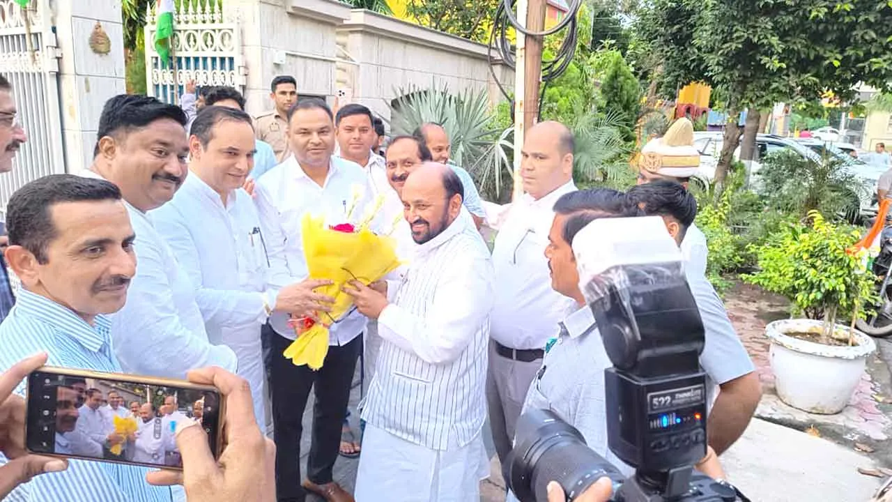 शहर की उच्च शिक्षा से जुड़ी समस्याओं से मंत्री को अवगत कराया