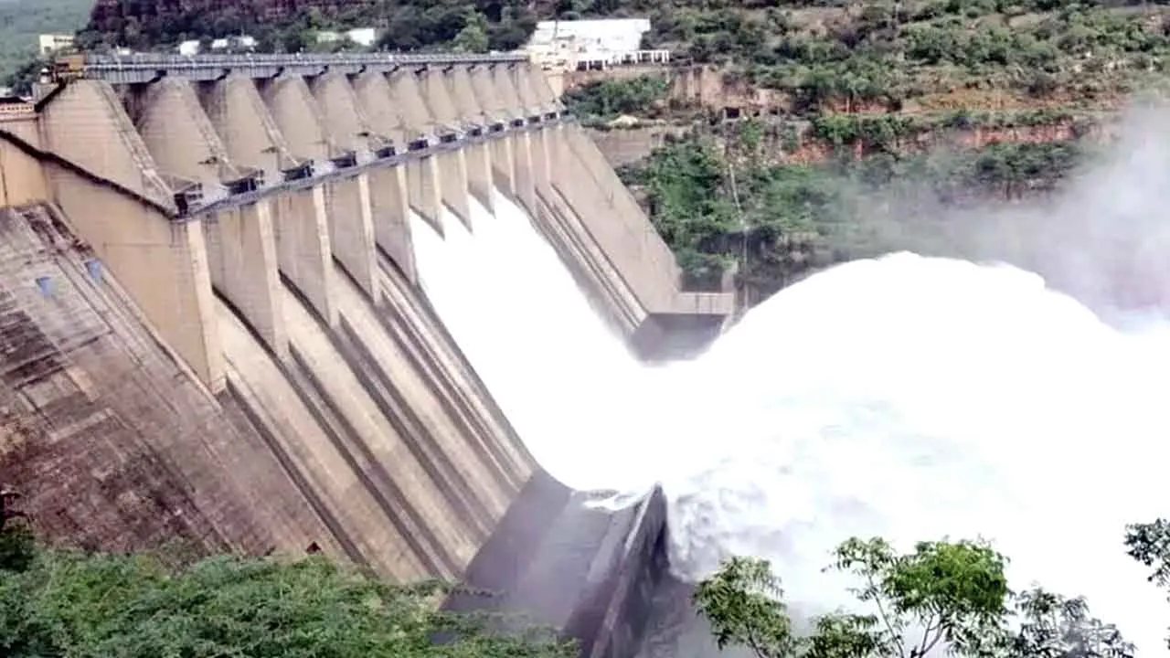 पहाड़ों पर बारिश: डैमों में खतरे के निशान के करीब पहुंचा पानी