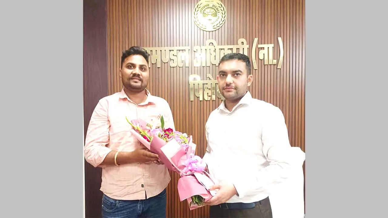 पिहोवा में एसडीएम पदभार संभालने पर समाजसेवी रवि बंसल ने किया अभिनव सिवाच का स्वागत
