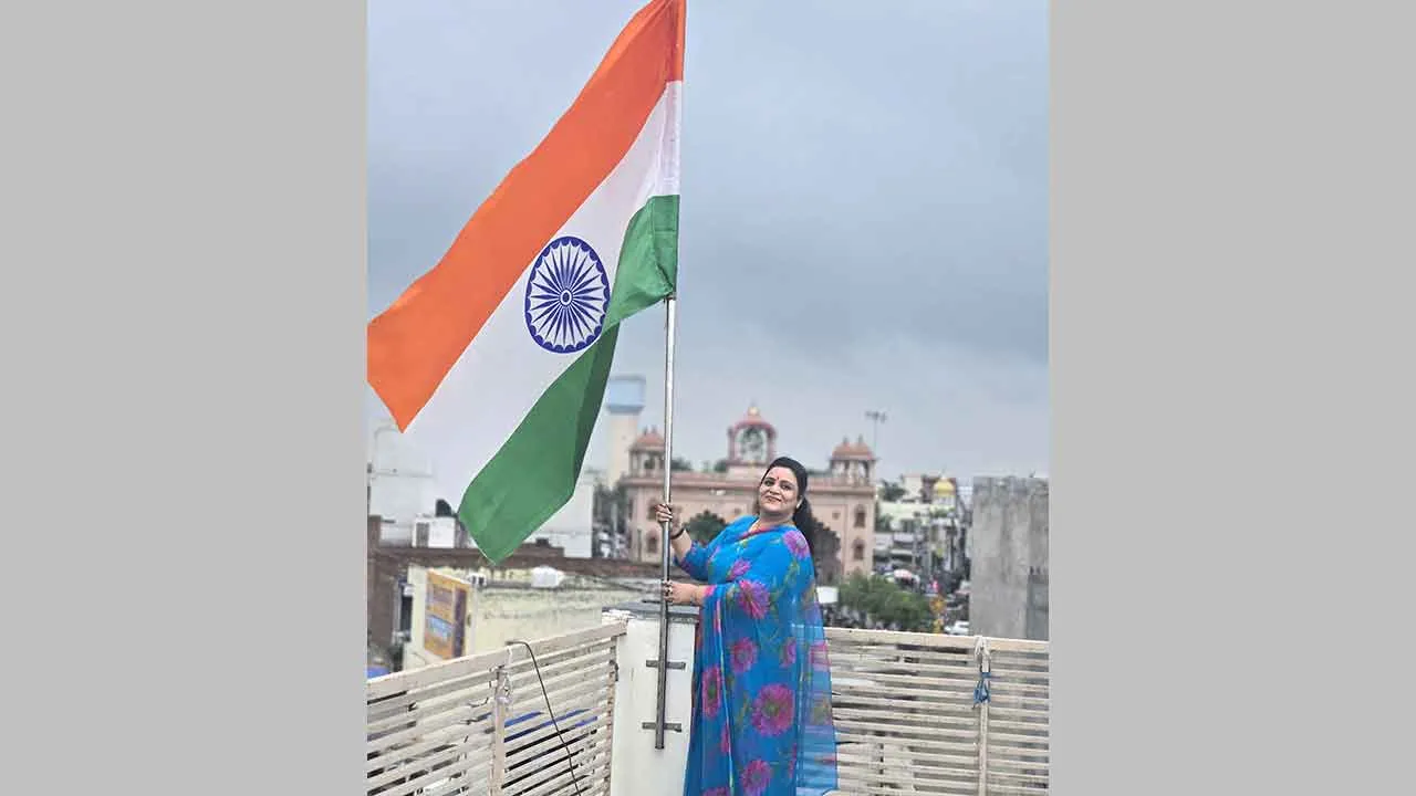 हर घर तिरंगा अभियान की शुरुआत-गीता शर्मा ने अपने घर की छत पर तिरंगा फहराकर दिया देशप्रेम का संदेश