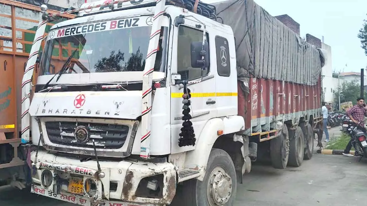 वन विभाग की टीम ने रेड के दौरान खैर की लकड़ी से भरा ट्रक, तीन सप्लेंडर मोटरसाइकिल, तीन मोबाइल फोन व एक तुलाई कांटा बरामद किया, आरोपी मौके से फरार