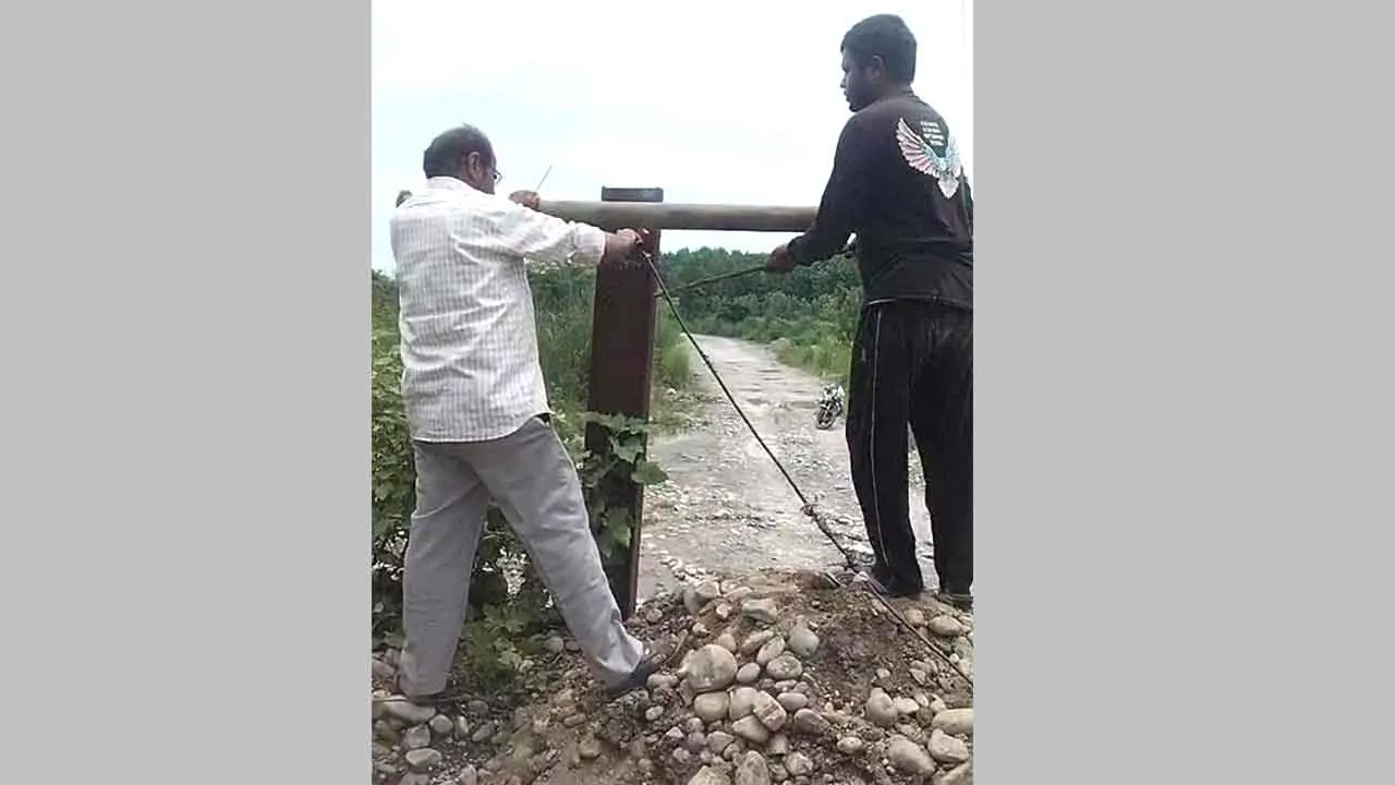 ताजेवाला से नैनावाली जाने वाले कच्चे रास्ते को ग्राम पंचायत ने बंद करवाया