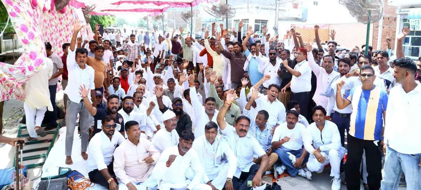 जाति नाम सुधार की मांग, कलक्ट्रेट के समक्ष धरना-प्रदर्शन