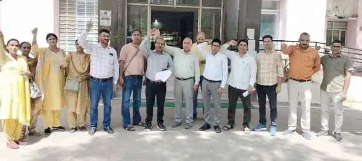 Teachers Protest: सरकार कर रही अनदेखी, शिक्षकों में आक्रोश