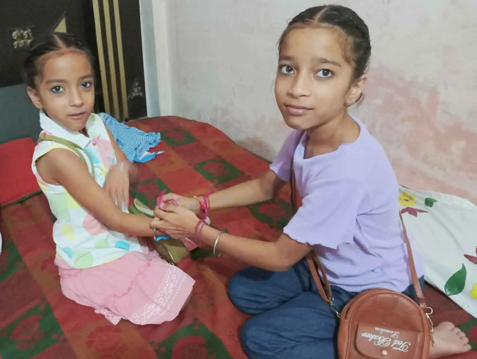 Happy Raksha Bandhan: बहनों ने भाई की कलाई पर बांधी रक्षा की डोर