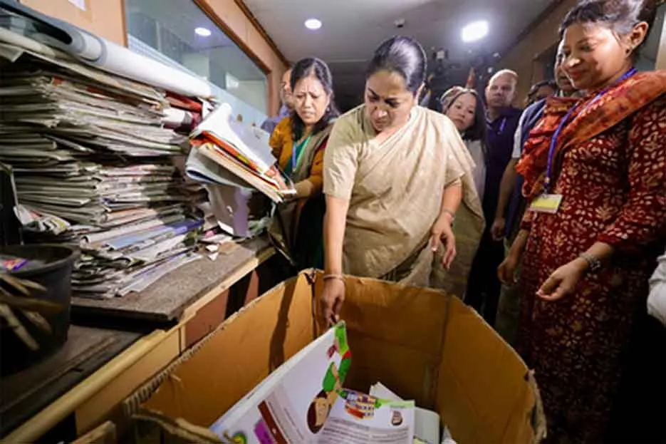 Rekha Gupta latest announcements: आईएसबीटी में गंदगी देख सीएम रेखा गुप्ता को आया गुस्सा, हाथों में उठाया झाड़ू और फिर…!