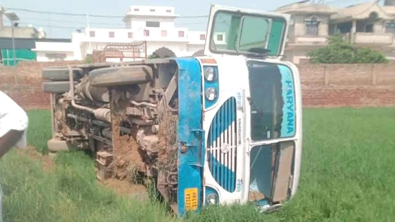 Roadways Bus Accident: अनियंत्रित होकर रोडवेज बस पलटी, चालक व सवारियां घायल