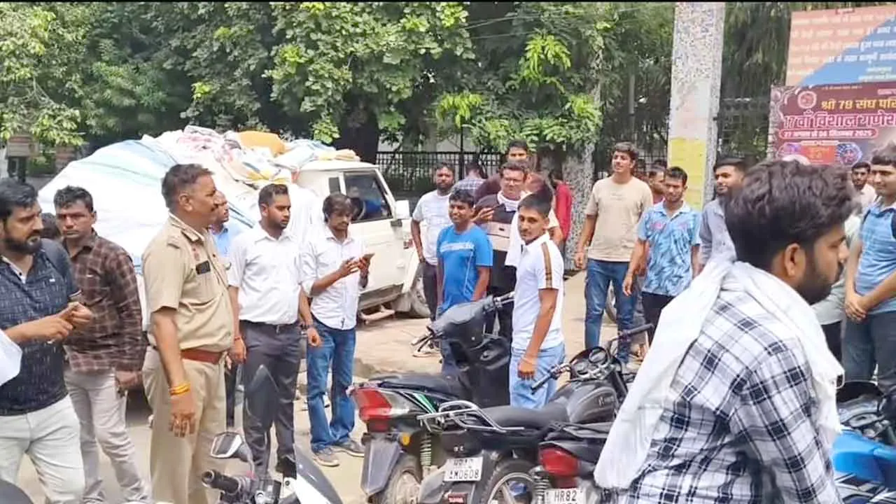 Road Accident News: पिकअप गाड़ी की टक्कर लगने से पांच घायल, अस्पताल में भर्ती
