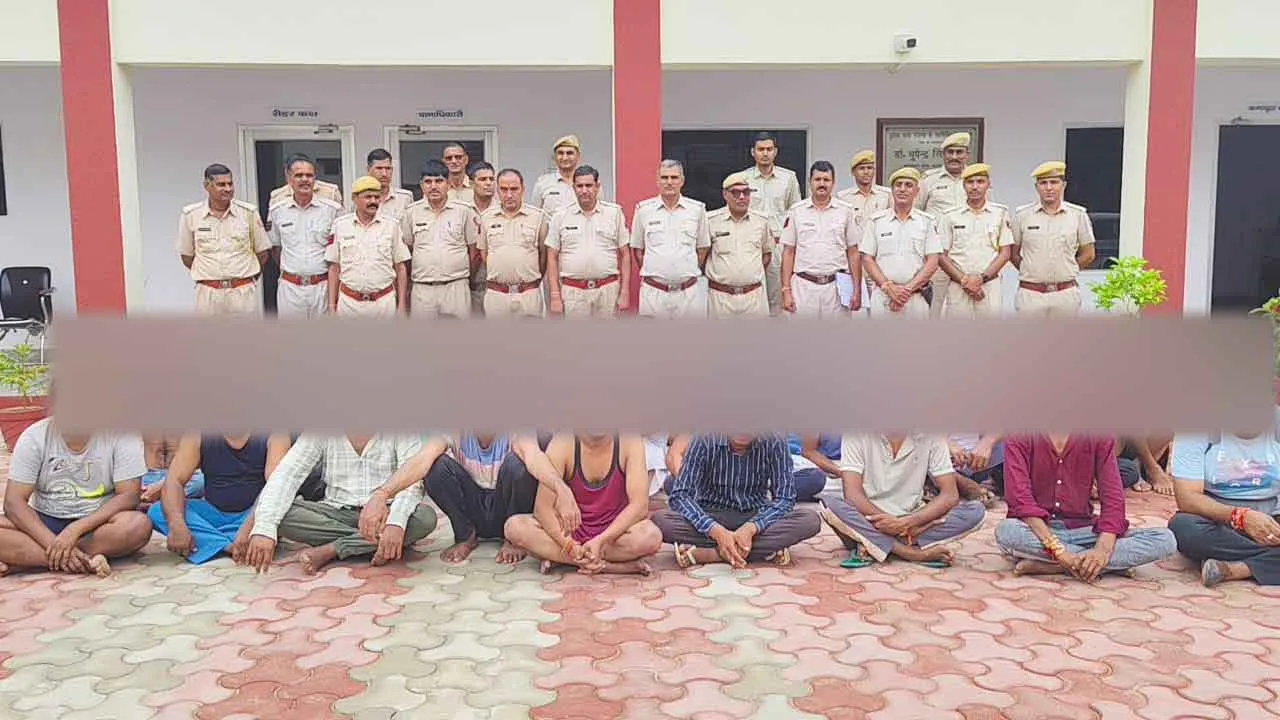 राजगढ़ थाना पुलिस ने एरिया डोमिनेशन अभियान में 12 हिस्ट्रीशीटर, 1 स्थाई वारंटी, गिरफ्तारी वारंटी व संदिग्ध व्यक्तियों सहित 31 जनों के विरूध की कार्यवाही