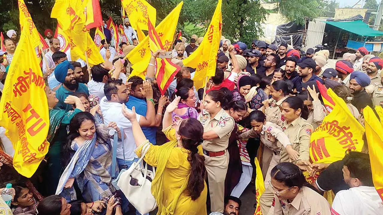 मांगों को लेकर सड़कों पर उतरे शिक्षक