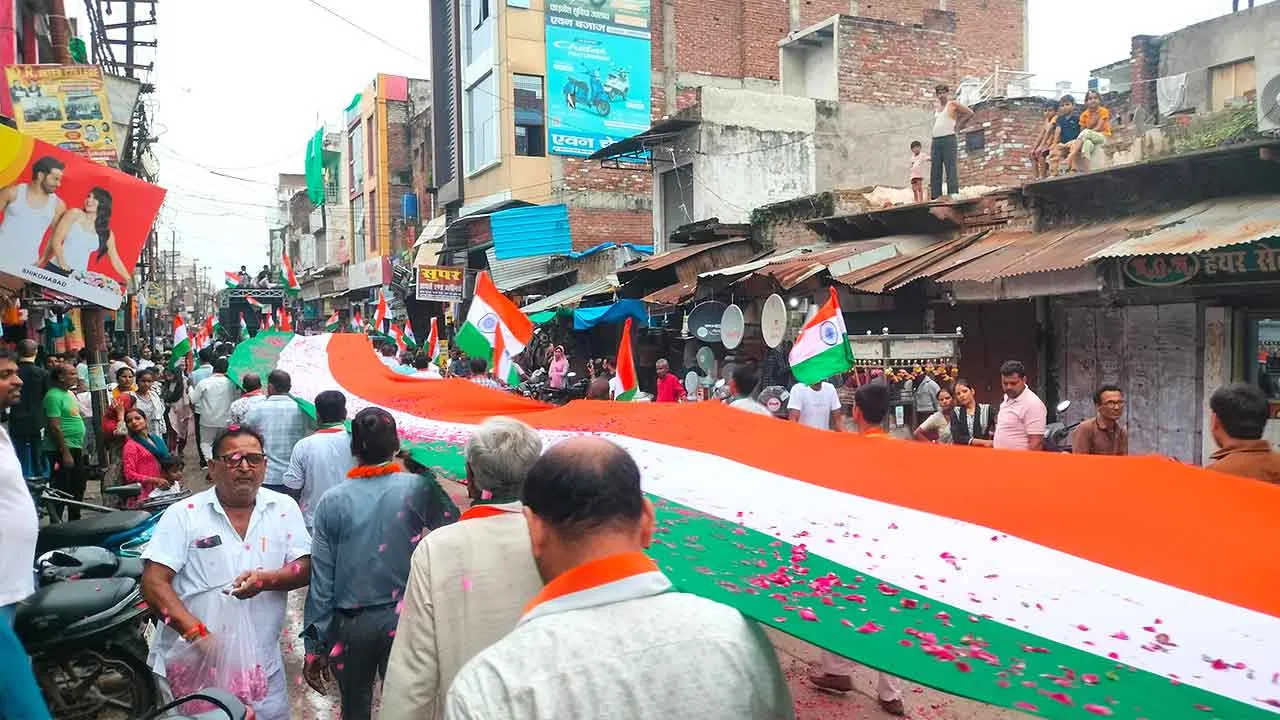 Tiranga Yatra: शिकोहाबाद में निकाली गई तिरंगा यात्रा, दिखा जश्न का माहौल