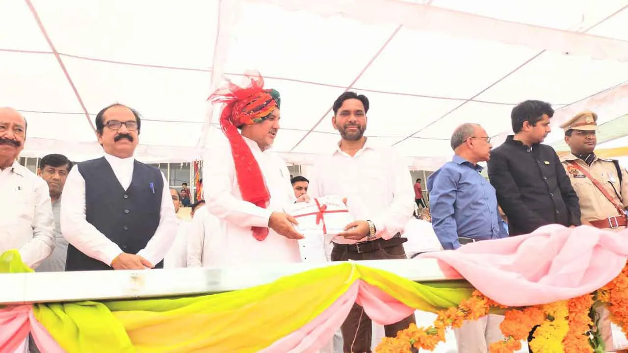 स्वतंत्रता दिवस पर सांसद सुभाष बराला ने शिक्षा विभाग के नोडल अधिकारी अमित मनहर को किया सम्मानित