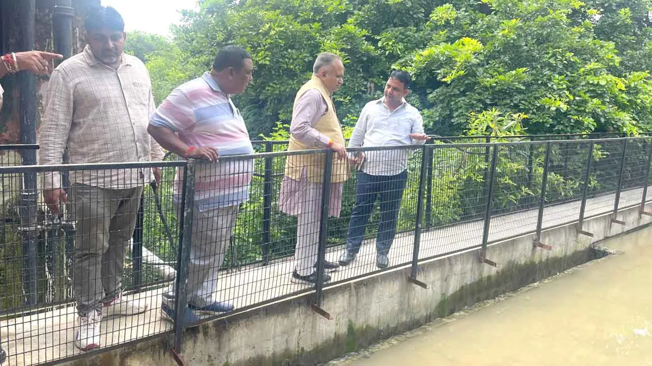 टैंक की सफाई कर स्वच्छ पेयजल आपूर्ति के दिए निर्देश