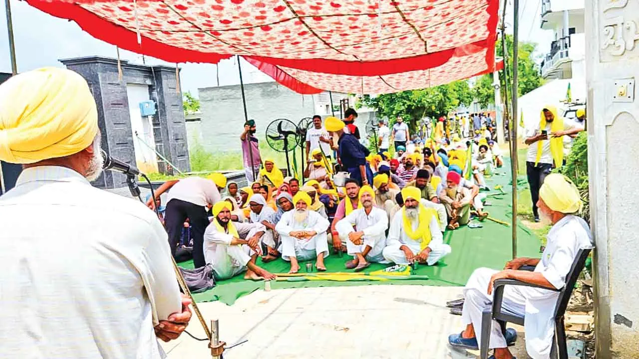 नौकरी का झांसा देकर 22 लाख ठगे, महिला एजेंट के घर के बाहर किसानों का प्रदर्शन