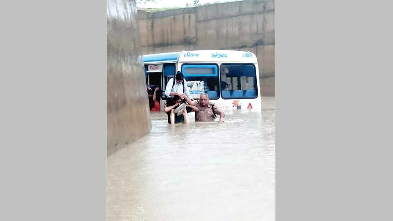 Haryana Roadways: भारी बारिश के कारण पानी में फंसी हरियाणा रोडवेज, फतेहाबाद पुलिस ने यात्रियों को सुरक्षित निकाला