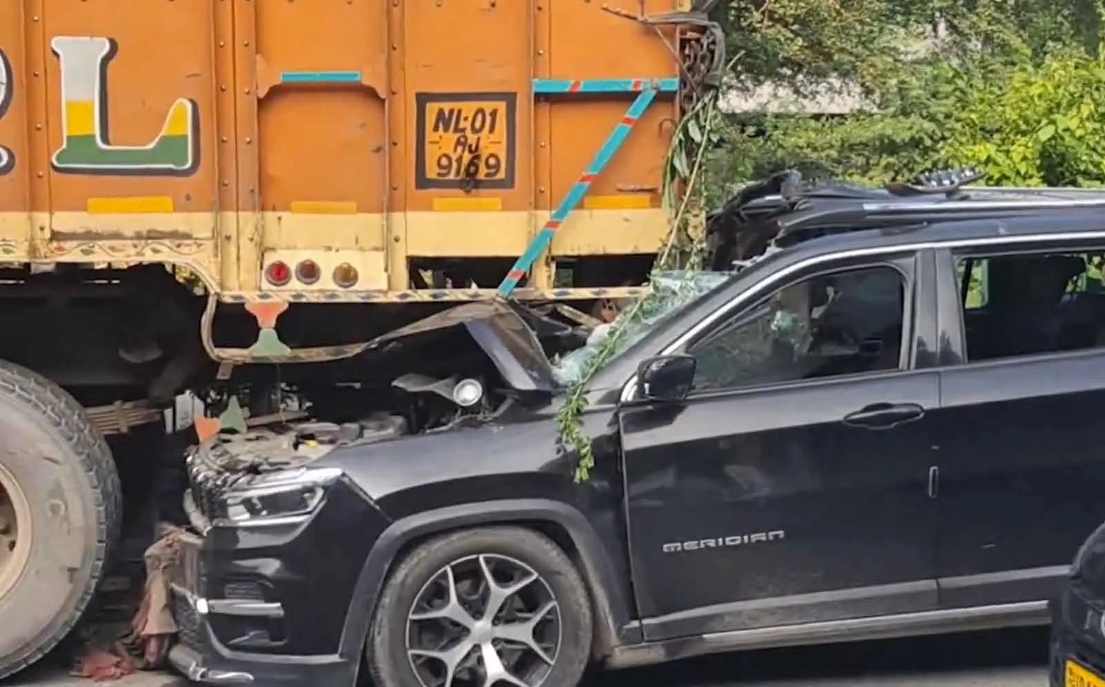 Delhi Sarita Vihar Accident: दिल्ली के सरिता विहार में भयानक सड़क दुर्घटना, तेज रफ्तार कार ने ट्रक को मारी टक्कर