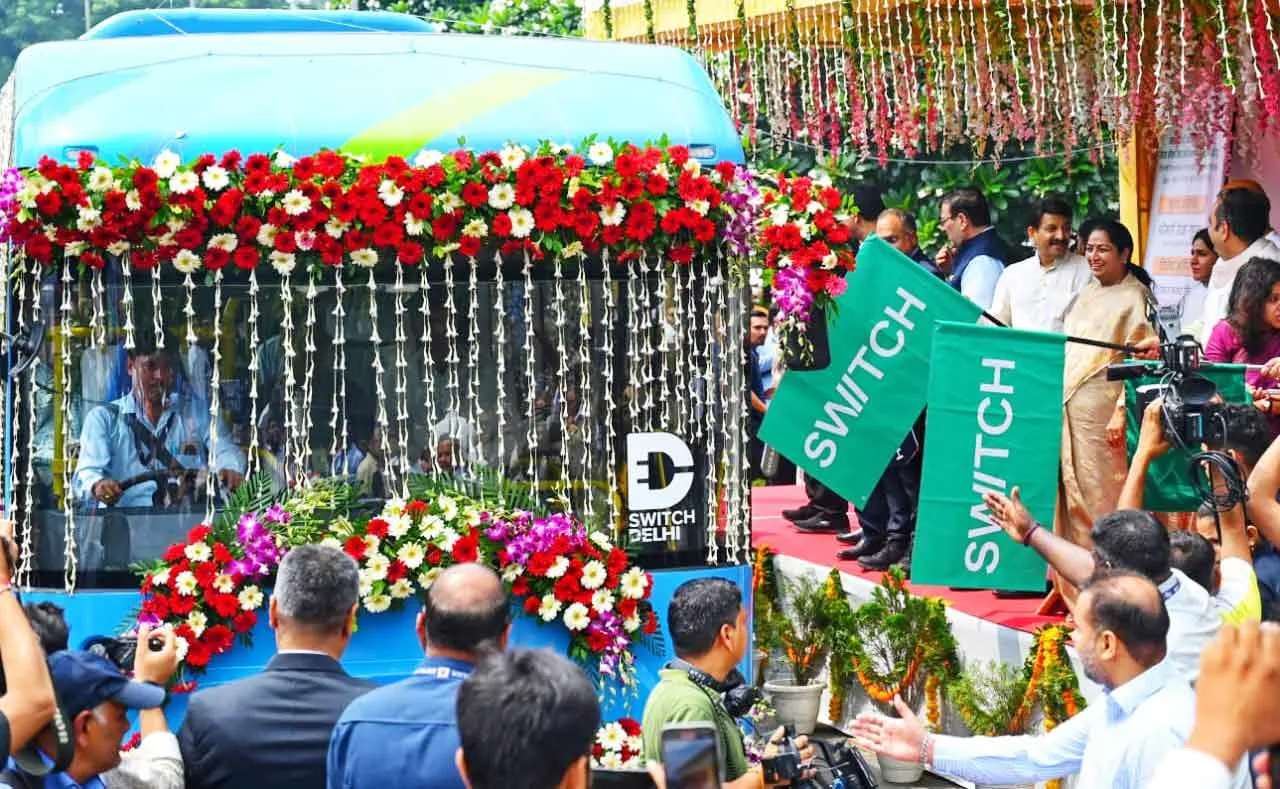 U-Special Electric Bus Delhi: दिल्ली सीएम रेखा गुप्ता ने छात्रों के साथ किया ‘यूनिवर्सिटी स्पेशल’ बस में सफर