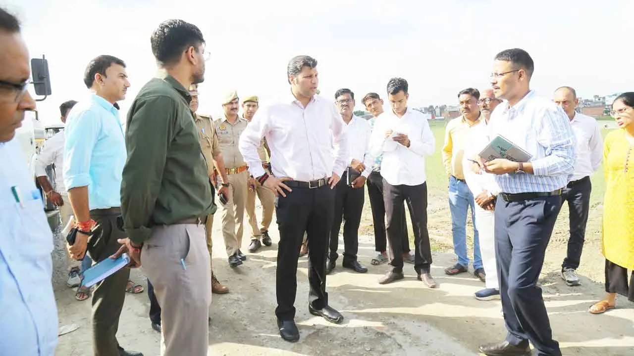 बाढ़ग्रस्त इलाकों का करें निरीक्षण और भू-माफियाओं पर कसे शिकंजा: डीएम