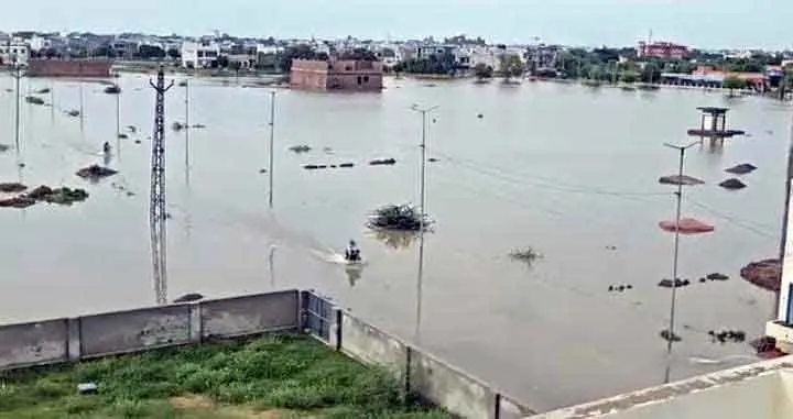 वाटर डैम का बंधा टूटा, अबोहर बाइपास को पार कर सिविल लाइंस में घुसा पानी